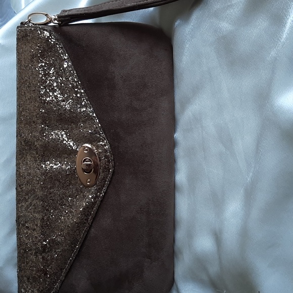 Suede like clutch purse.Detachable wrist strap.  Gold coloured sparkly t… - Picture 2 of 10